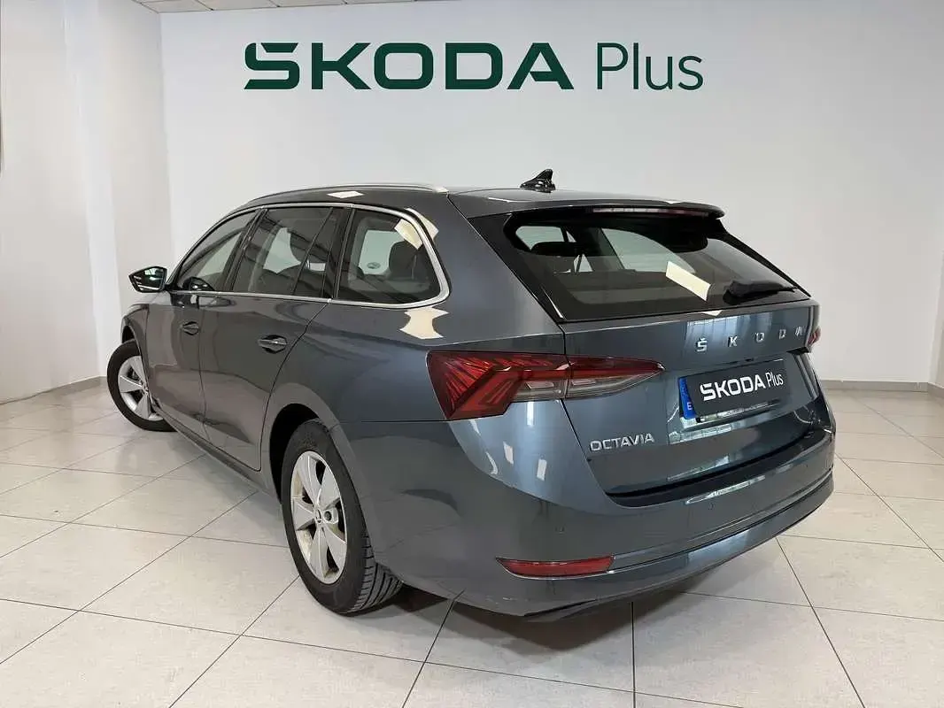 Usado Skoda Octavia Ambition 150 CV (110 kW) 2021 Gris Familiar