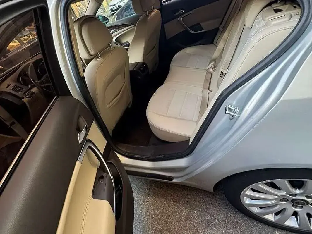 Usado Opel Insignia Cosmo 160 CV (117 kW) 2010 Beige Berlina