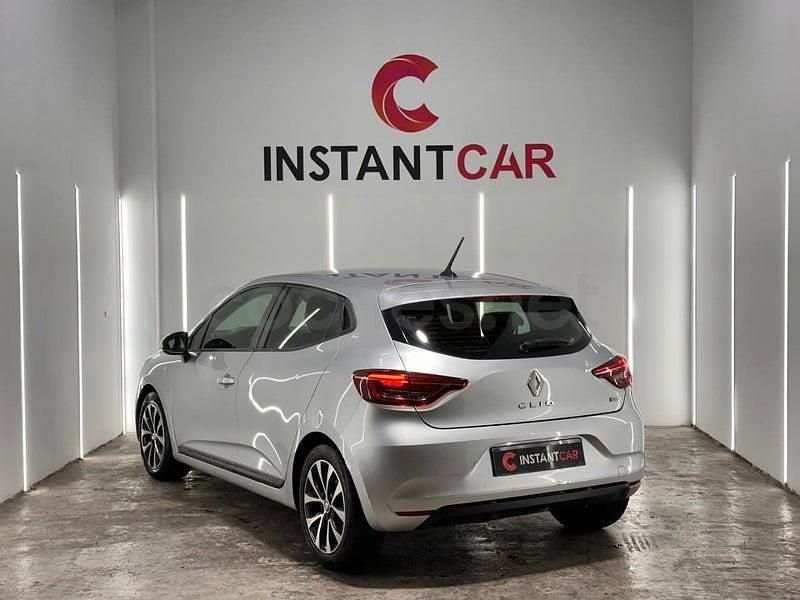 Begagnad Renault Clio V Techno 140 HK (102 kW) 2022 Grå Sedan