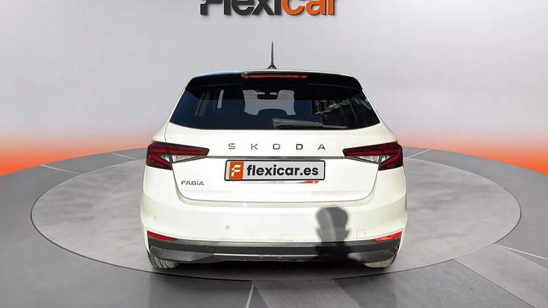 Usado Skoda Fabia Selection 95 CV (69 kW) 2024 Blanco Utilitario