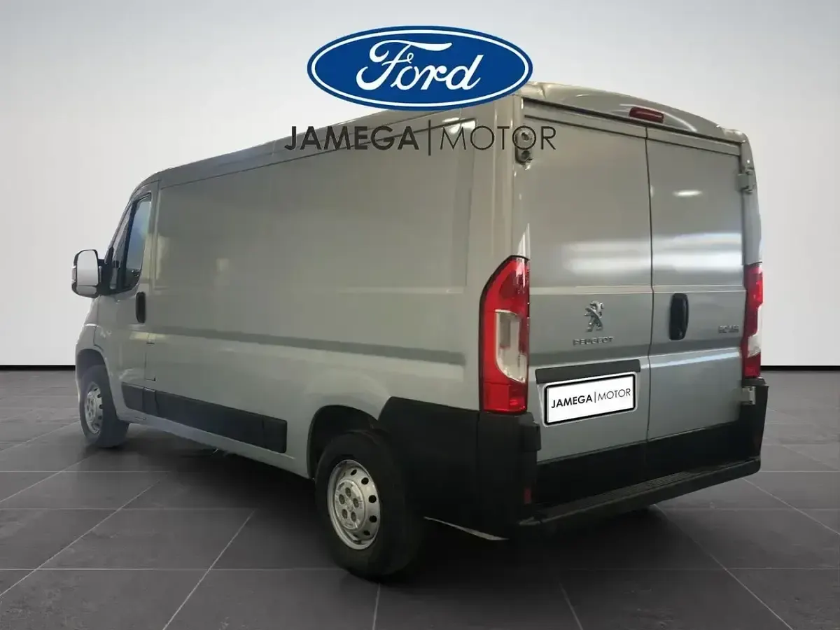 Usado Peugeot Boxer S 140 CV (102 kW) 2022 Gris Van