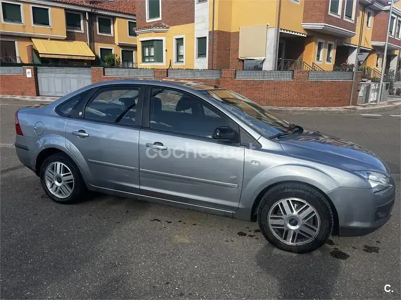 Usado Ford Focus Ghia 109 CV (80 kW) 2005 Gris / plata Berlina