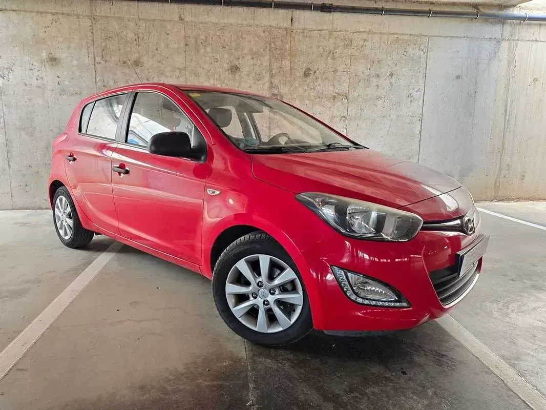 Usado Hyundai i20 85 CV (62 kW) 2013 Rojo Utilitario
