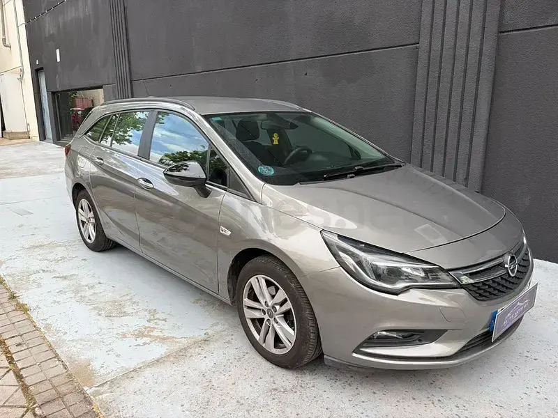 Usado Opel Astra Excellence 110 CV (80 kW) 2017 Gris / plata Familiar