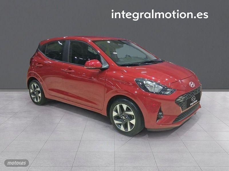 Usado Hyundai i10 66 CV (48 kW) 2023 Rojo Utilitario