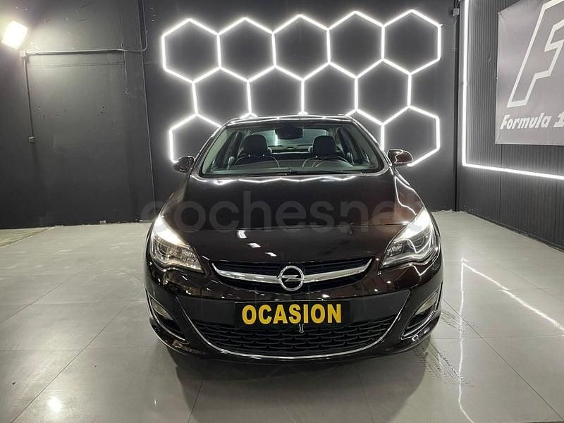 Usado Opel Astra Excellence 130 CV (95 kW) 2013 Granate Berlina