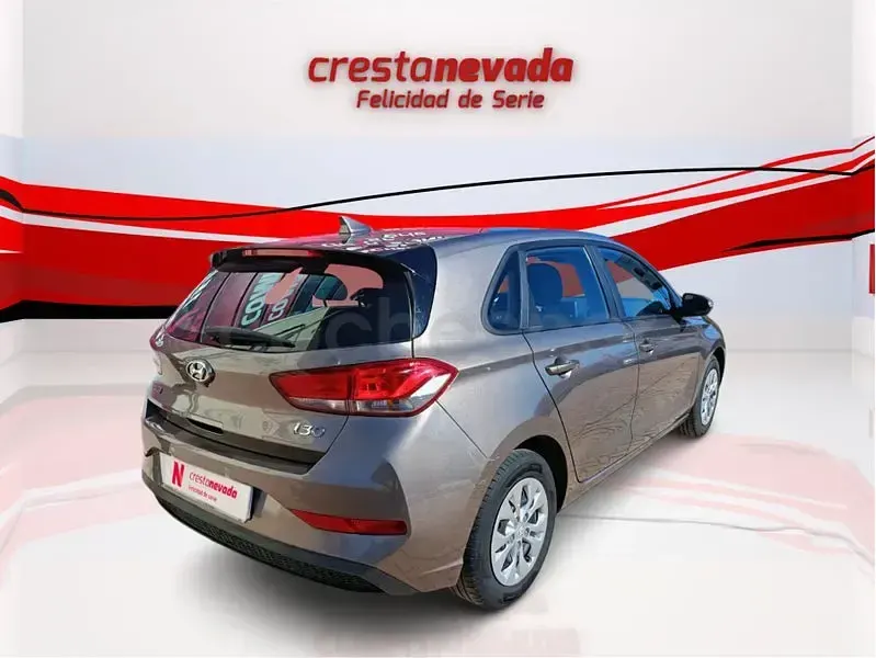 Usado Hyundai i30 110 CV (80 kW) 2021 Gris / plata Berlina