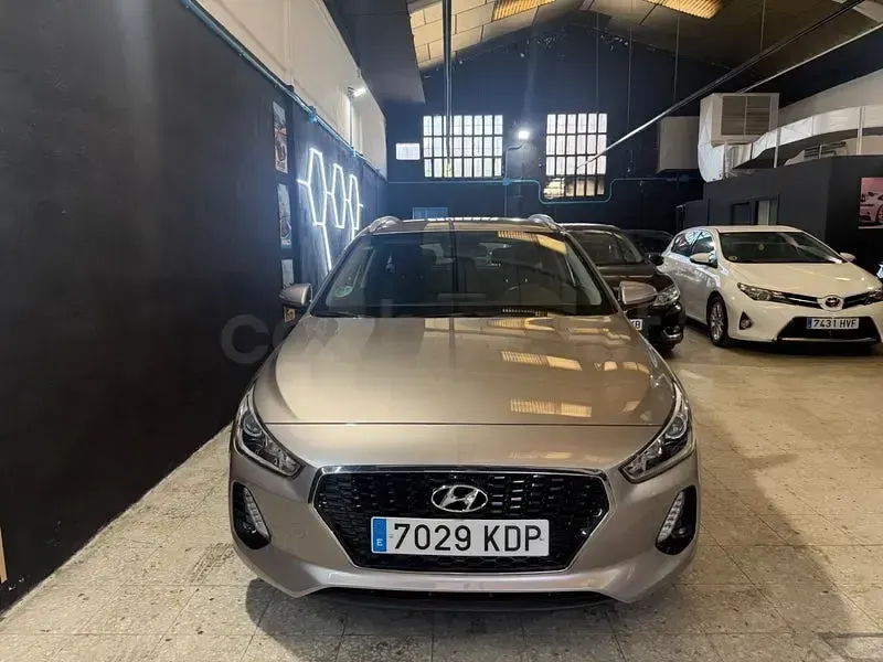 Usado Hyundai i30 140 CV (102 kW) 2017 Gris / plata Familiar