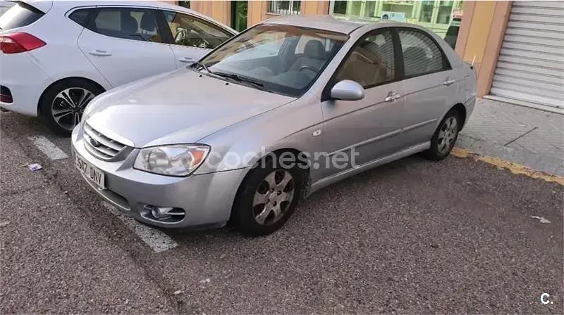 Usado Kia Cerato LX 112 CV (82 kW) 2005 Gris / plata Berlina
