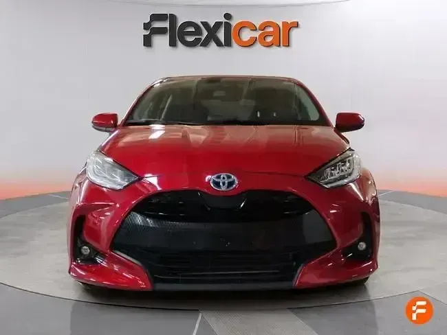 Usado Toyota Yaris Active 116 CV (85 kW) 2023 Rojo Utilitario