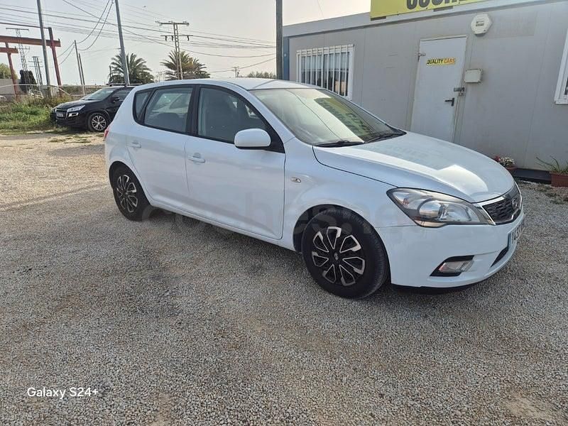 Begagnad Kia Ceed Plus 115 HK (84 kW) 2012 Vit Halvkombi