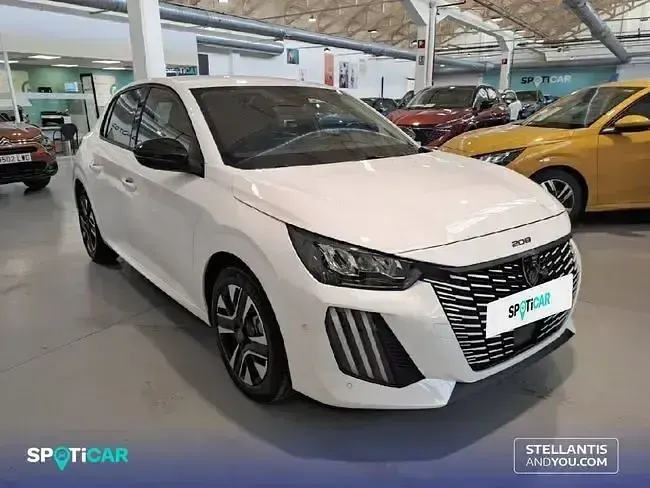Usado Peugeot 208 Allure 110 CV (80 kW) 2024 Blanco Utilitario