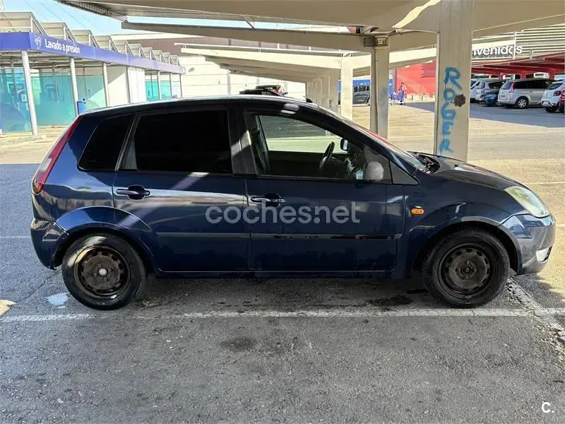 Usado Ford Fiesta Ambiente 68 CV (50 kW) 2004 Azul Utilitario