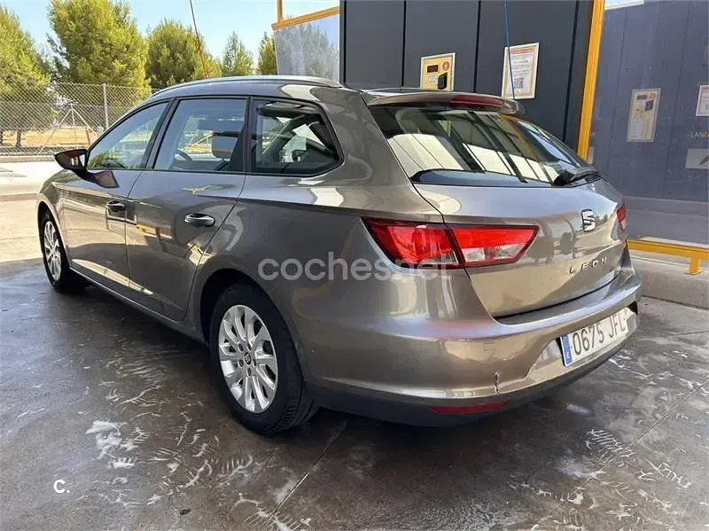 Usado Seat Leon ST Style 110 CV (80 kW) 2015 Marrón Familiar