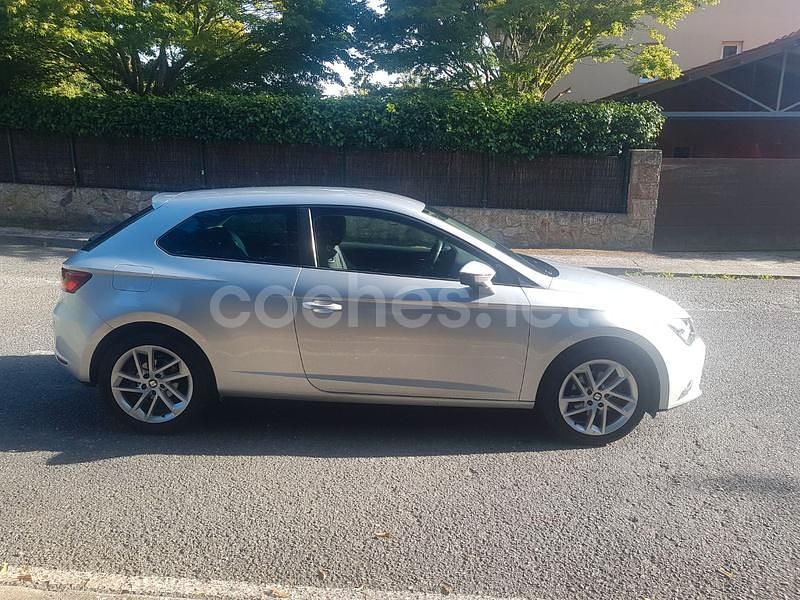 Usado Seat Leon Style 150 CV (110 kW) 2014 Gris / plata Berlina