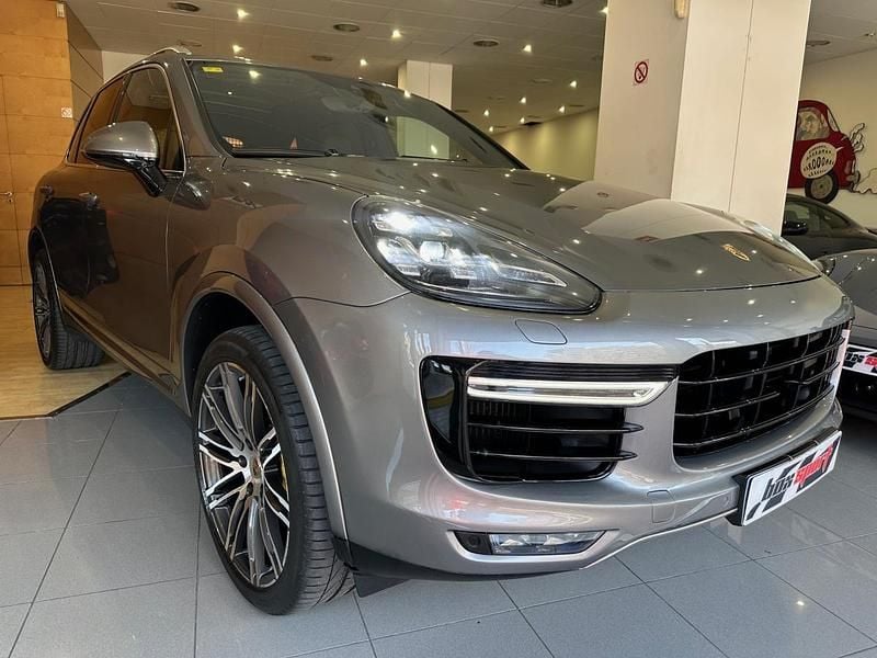 Usado Porsche Cayenne Turbo S 570 CV (419 kW) 2015 Gris metalizado SUV