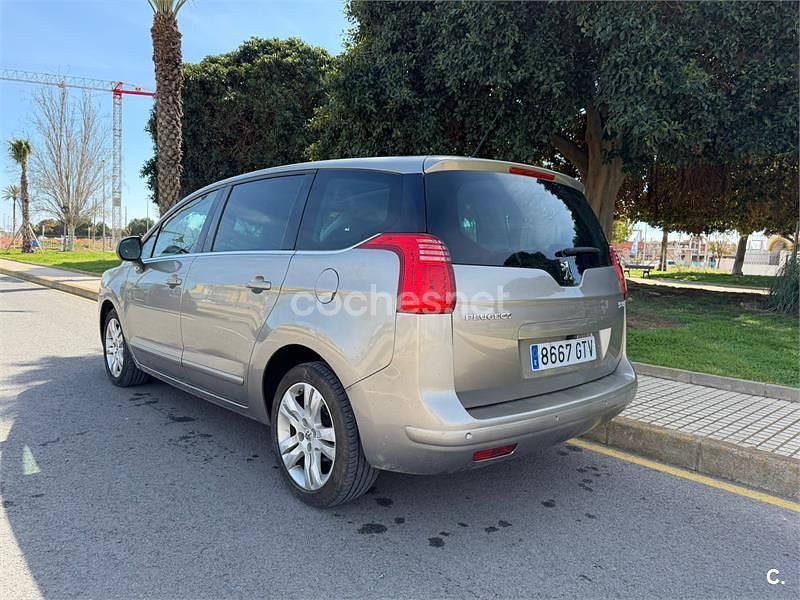 Usado Peugeot 5008 Sport 110 CV (80 kW) 2010 Gris / plata Monovolumen