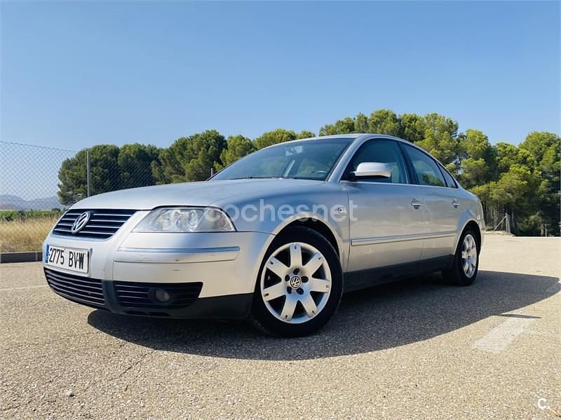 Gris / plata Usado 2002 VW Passat Highline Berlina | 4500 € (Precio justo) - Imagen 1/4