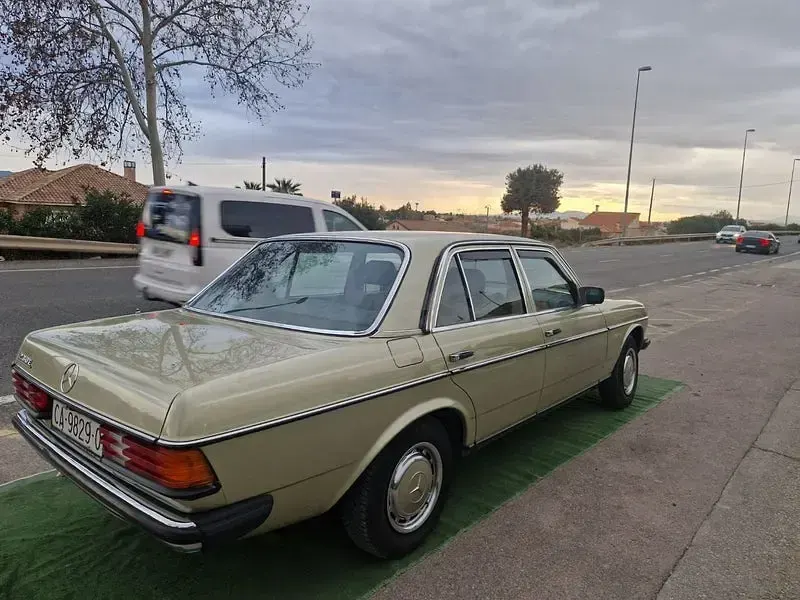 Usado Mercedes 200 140 CV (102 kW) 1984 Verde Familiar