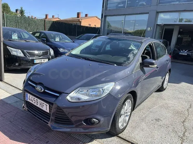 Usado Ford Focus Trend 105 CV (77 kW) 2011 Gris / plata Berlina