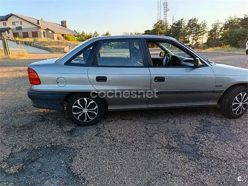 Usado Opel Astra 100 CV (73 kW) 1993 Gris / plata Berlina