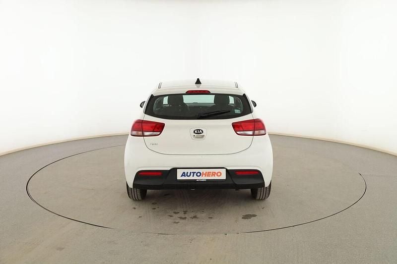 Usado Kia Rio 85 CV (62 kW) 2020 Blanco Berlina