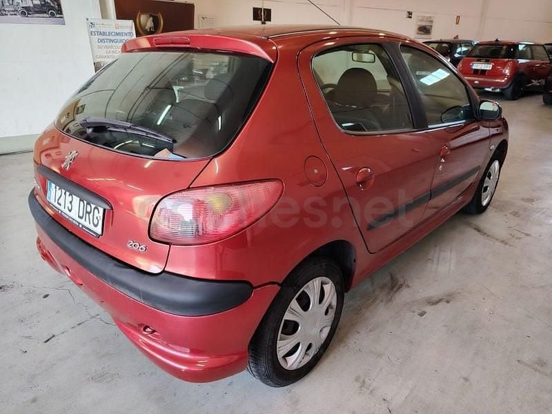 Usado Peugeot 206 75 CV (55 kW) 2005 Rojo Berlina