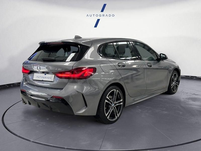 Usado BMW 118 Comfort Edition 136 CV (100 kW) 2023 Gris / plata Utilitario