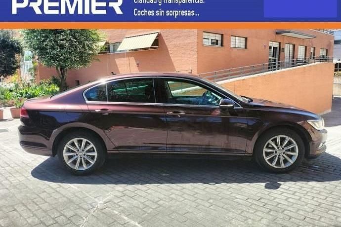 Usado VW Passat Advance 120 CV (88 kW) 2018 Granate Berlina