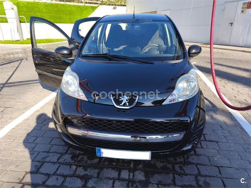 Usado Peugeot 107 68 CV (50 kW) 2011 Negro Utilitario