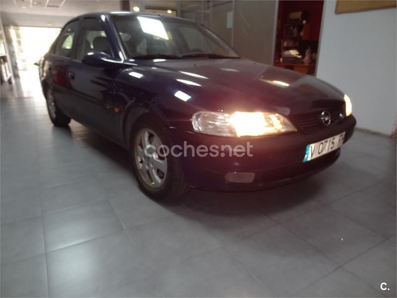 Usado Opel Vectra 170 CV (125 kW) 1996 Azul Berlina