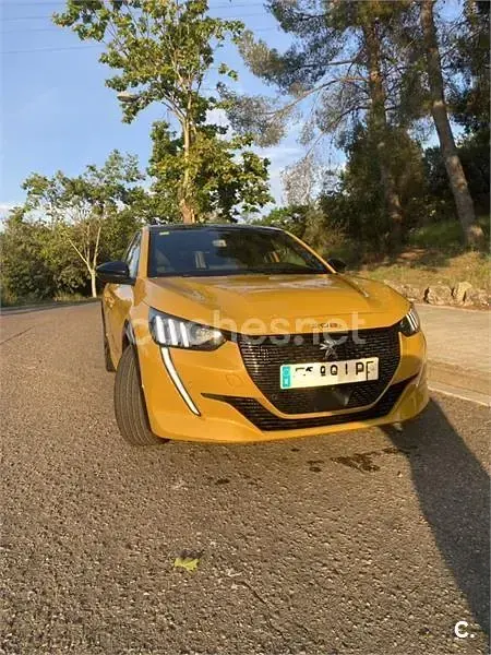 Usado Peugeot 208 GT-line 100 CV (73 kW) 2019 Amarillo Utilitario