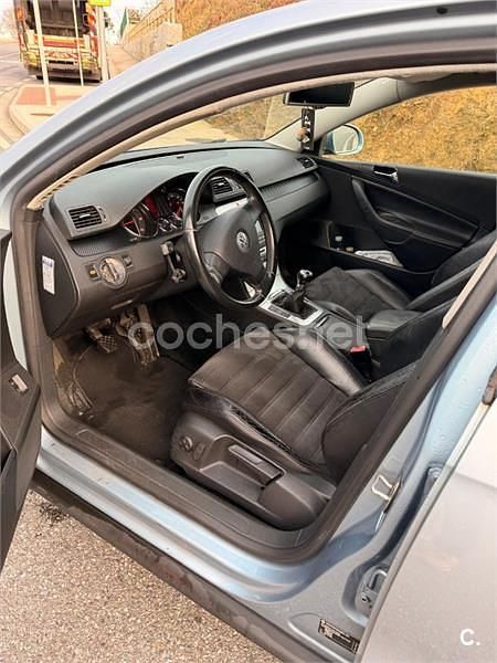 Usado VW Passat Highline 140 CV (102 kW) 2006 Azul Berlina