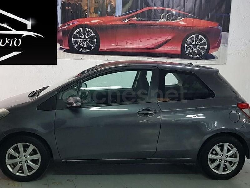 Usado Toyota Yaris Active 90 CV (66 kW) 2012 Gris / plata Utilitario