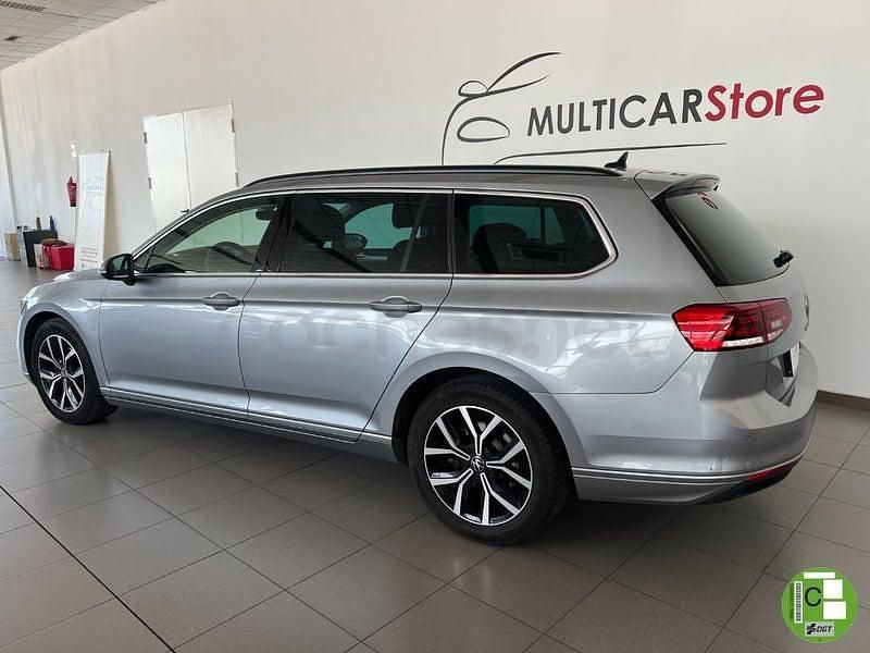 Usado VW Passat Executive 150 CV (110 kW) 2021 Gris / plata Familiar