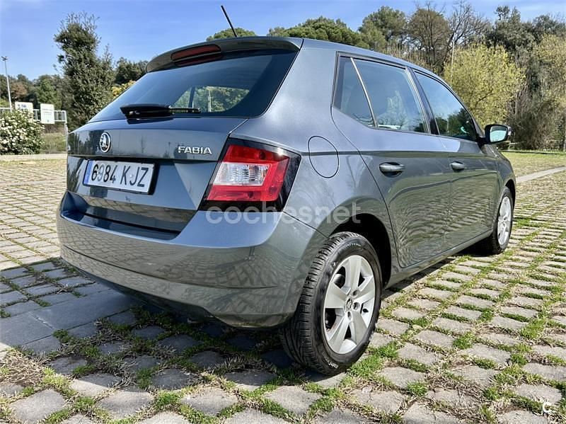 Usado Skoda Fabia Ambition 110 CV (80 kW) 2018 Gris / plata Berlina