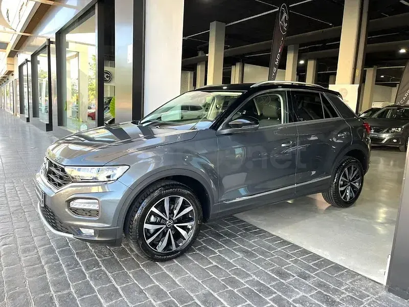 Usado VW T-Roc Advance 150 CV (110 kW) 2022 Gris / plata SUV