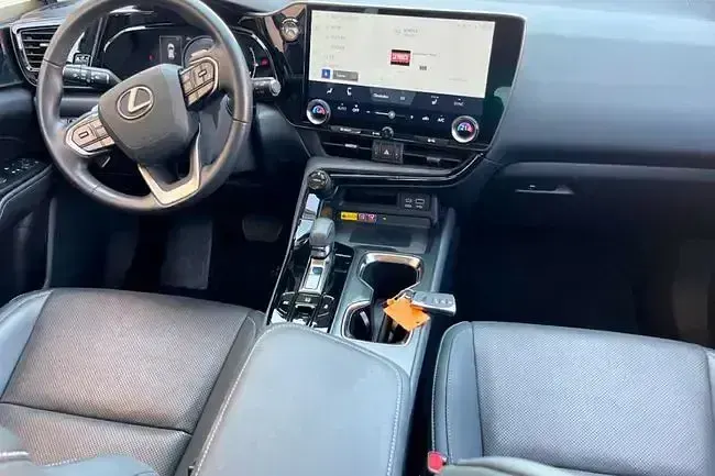 Usado Lexus NX350h Business Edition 242 CV (177 kW) 2023 Rojo SUV