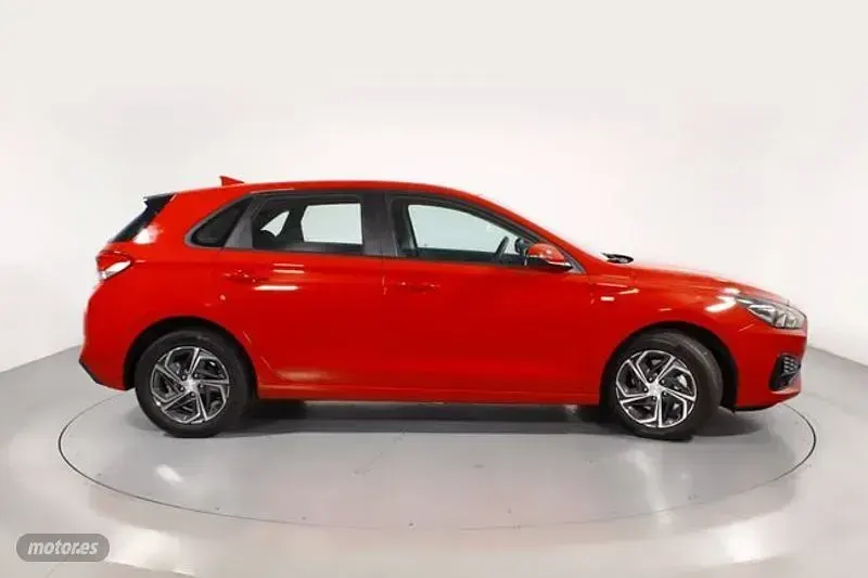 Usado Hyundai i30 120 CV (88 kW) 2025 Rojo Berlina