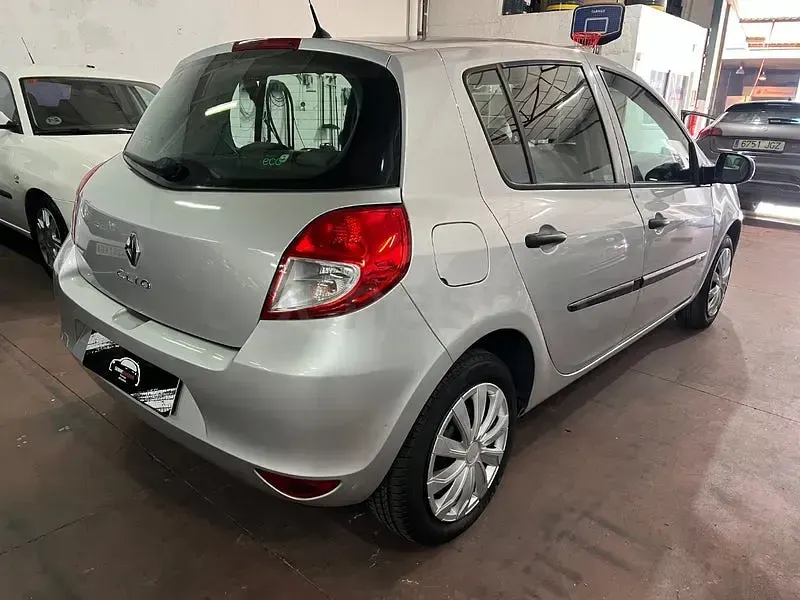 Usado Renault Clio II 75 CV (55 kW) 2010 Gris / plata Berlina