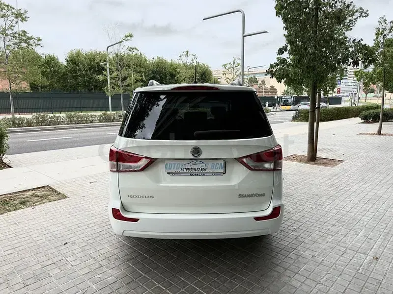 Usado SsangYong Rodius Limited 155 CV (114 kW) 2014 Blanco Monovolumen