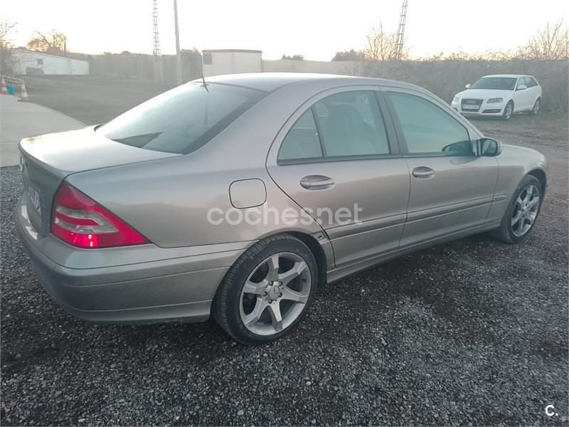 Käytetty Mercedes C220 Avantgarde 150 HP (110 kW) 2006 Peessi Sedan