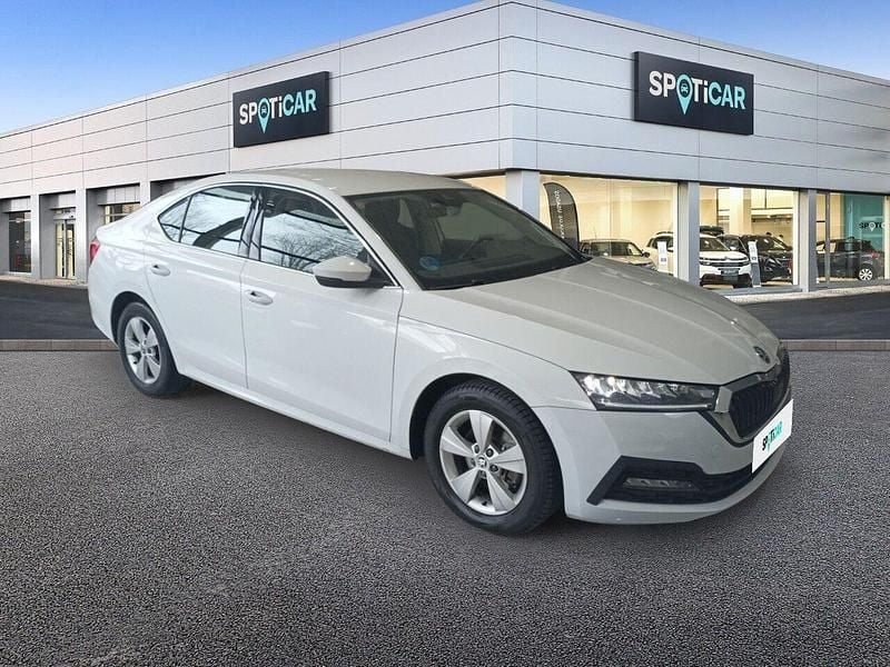 Usado Skoda Octavia Ambition 150 CV (110 kW) 2021 Blanco Familiar
