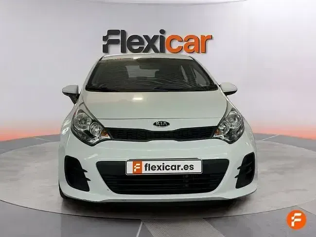 Usado Kia Rio 75 CV (55 kW) 2017 Blanco Berlina