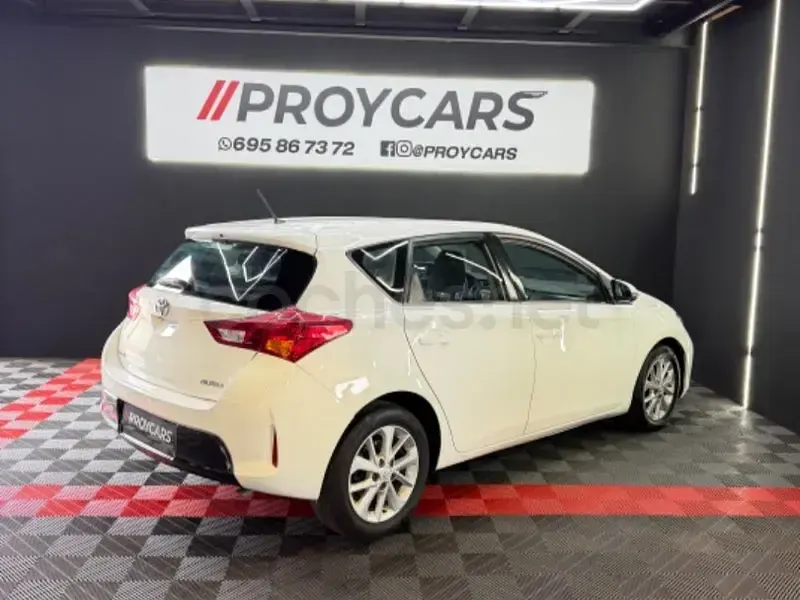 Usado Toyota Auris Business Edition 90 CV (66 kW) 2014 Blanco Berlina