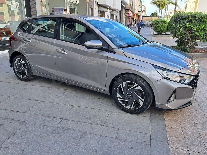 Usado Hyundai i20 100 CV (73 kW) 2021 Gris / plata Utilitario