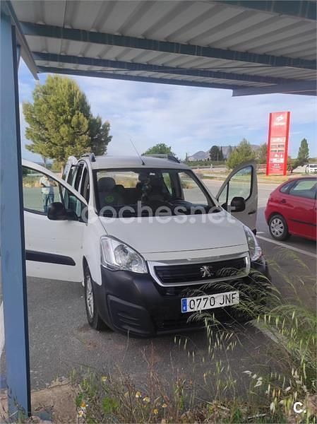 Usado Peugeot Partner Tepee Access 100 CV (73 kW) 2016 Blanco Monovolumen