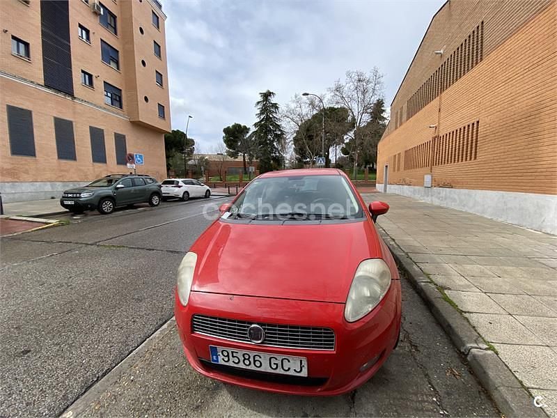 Usado Fiat Grande Punto 90 CV (66 kW) 2008 Rojo Utilitario