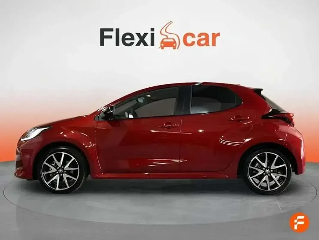Usado Toyota Yaris Plus 116 CV (85 kW) 2022 Rojo Utilitario