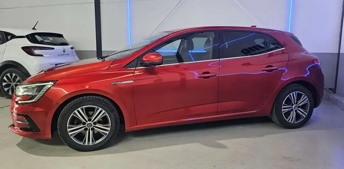 Usado Renault Mégane Zen 139 CV (102 kW) 2021 Rojo Utilitario